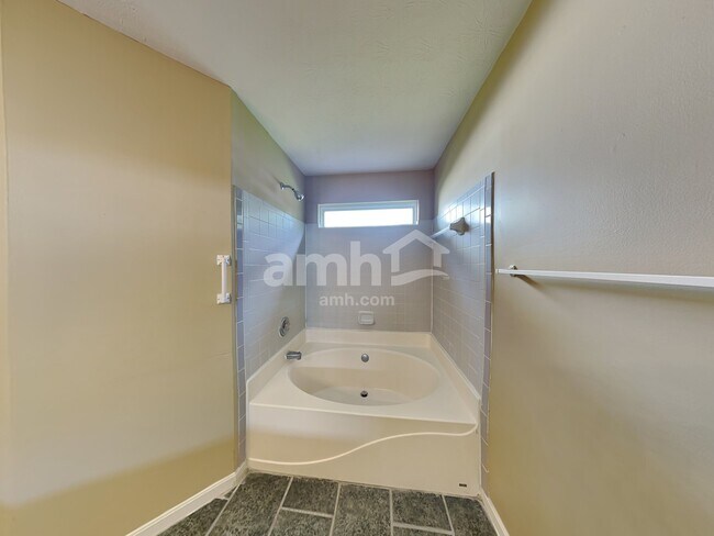 Building Photo - 545 Foxglove Ct