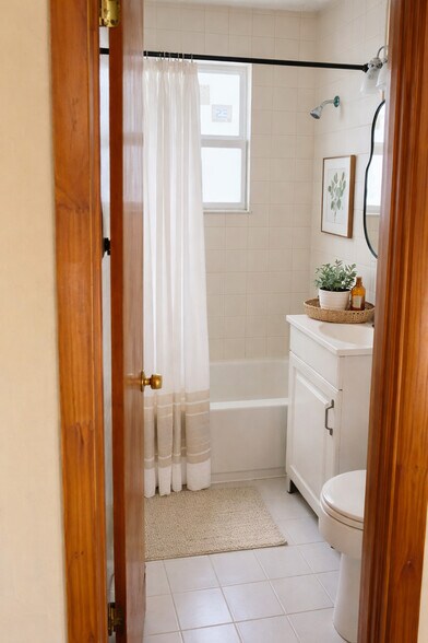 Building Photo - 520 N Tamarind Ave