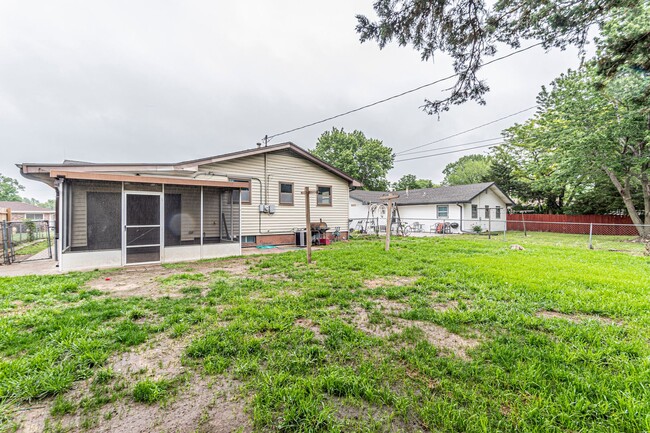 Building Photo - Fenced in yard!
