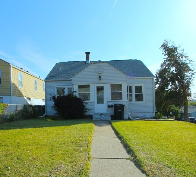 Building Photo - Large 3 bedroom with Open Floor Plan! Close to all the shopping and dining of Aksarben! Close to ...