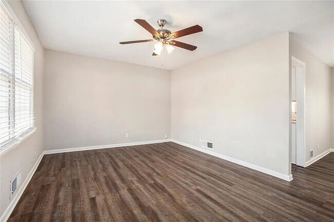 Building Photo - 2625 Crestdale Cir SE