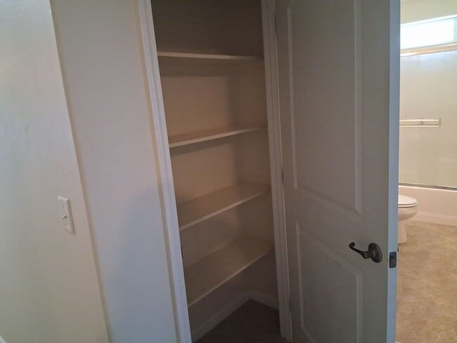 Building Photo - Cute, clean 2 bedroom upstairs apartment with patio.