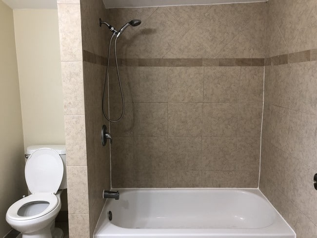 Building Photo - 812 W Lakewood Rd