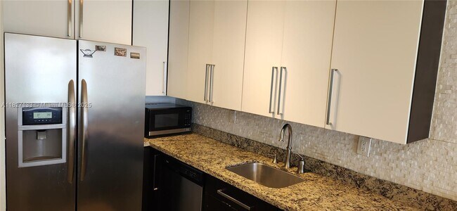 Building Photo - 2899 Collins Ave