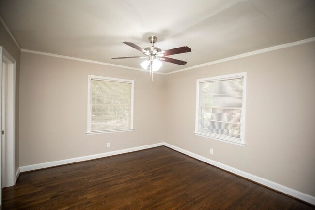 Building Photo - ** 3 bed 1.5 bath located in Mcgehee-Allen...