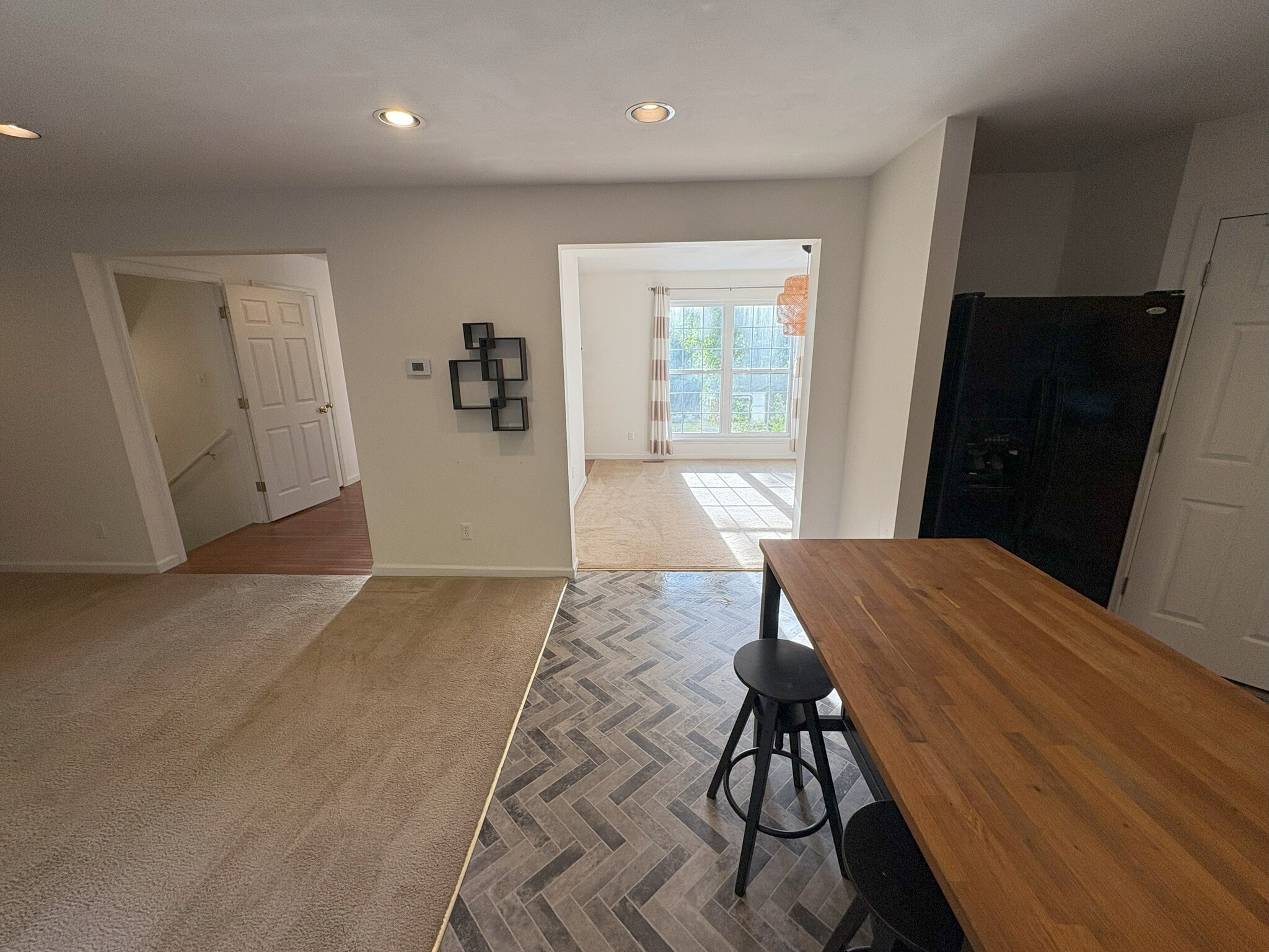 looking toward dining room and front entry way - 2562 Creve Coeur Dr