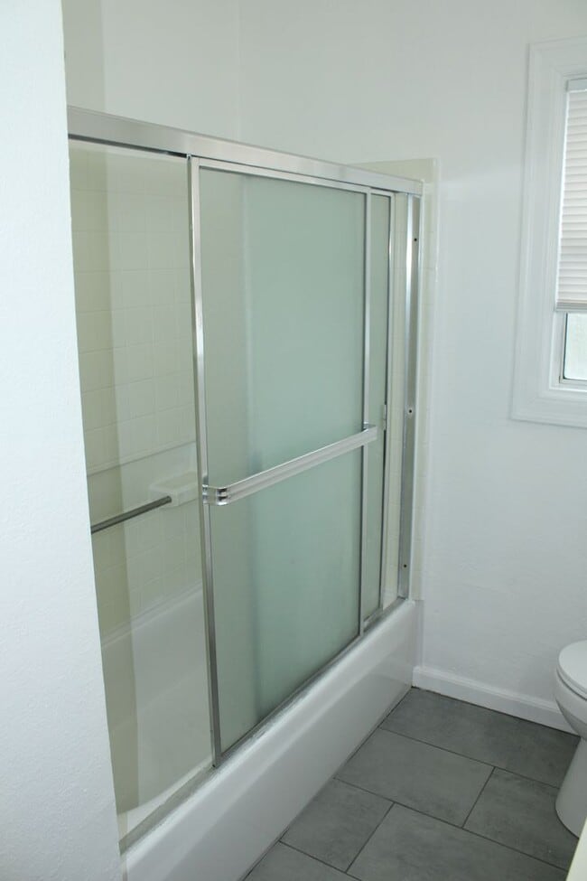 Building Photo - 3 Bedroom, 2 Bath in Single Family Home with BONUS Room Close to Downtown Pittsburg/BART