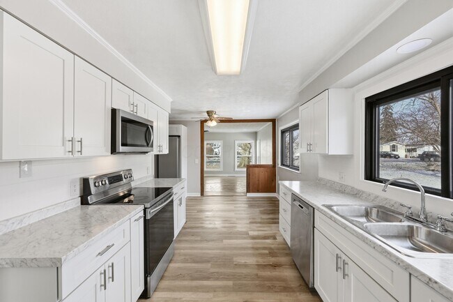 Building Photo - 566 E 10th St