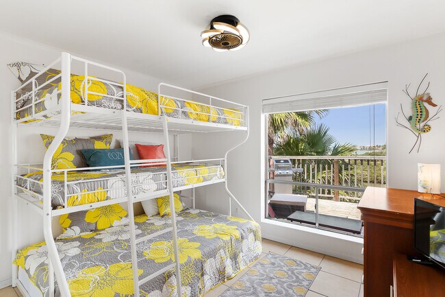 Building Photo - 208 W Saturn Ln