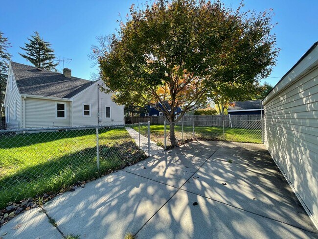 Building Photo - Stunning 4 Bedroom House in Richfield!