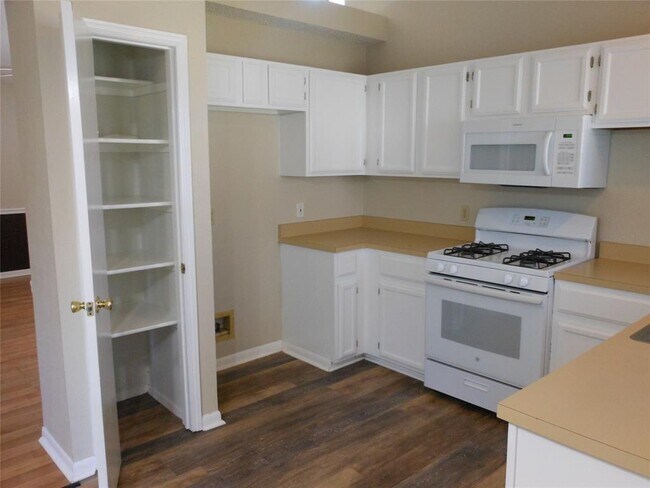 Building Photo - 8402 Siskin Cove