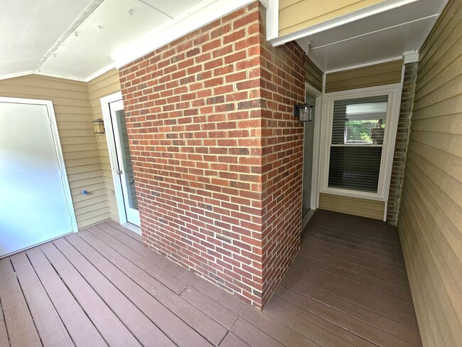 Building Photo - Recently renovated condo near Crabtree!