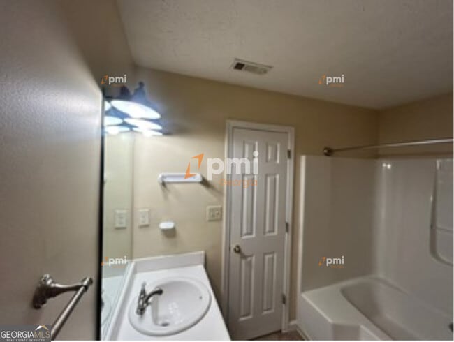 Building Photo - 2720 Sapphire St