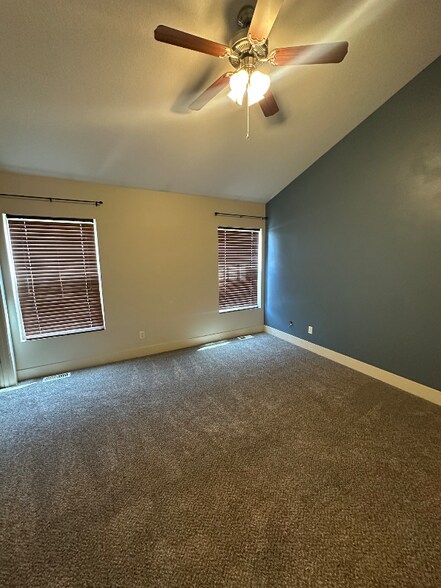 Building Photo - 3600 SE Glenstone Dr