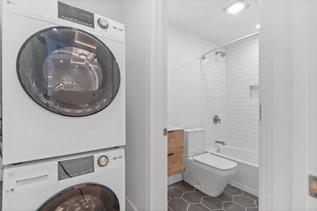 Building Photo - 1572 Beacon St