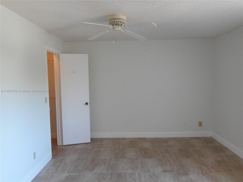 Building Photo - 12980 Vista Isles Dr