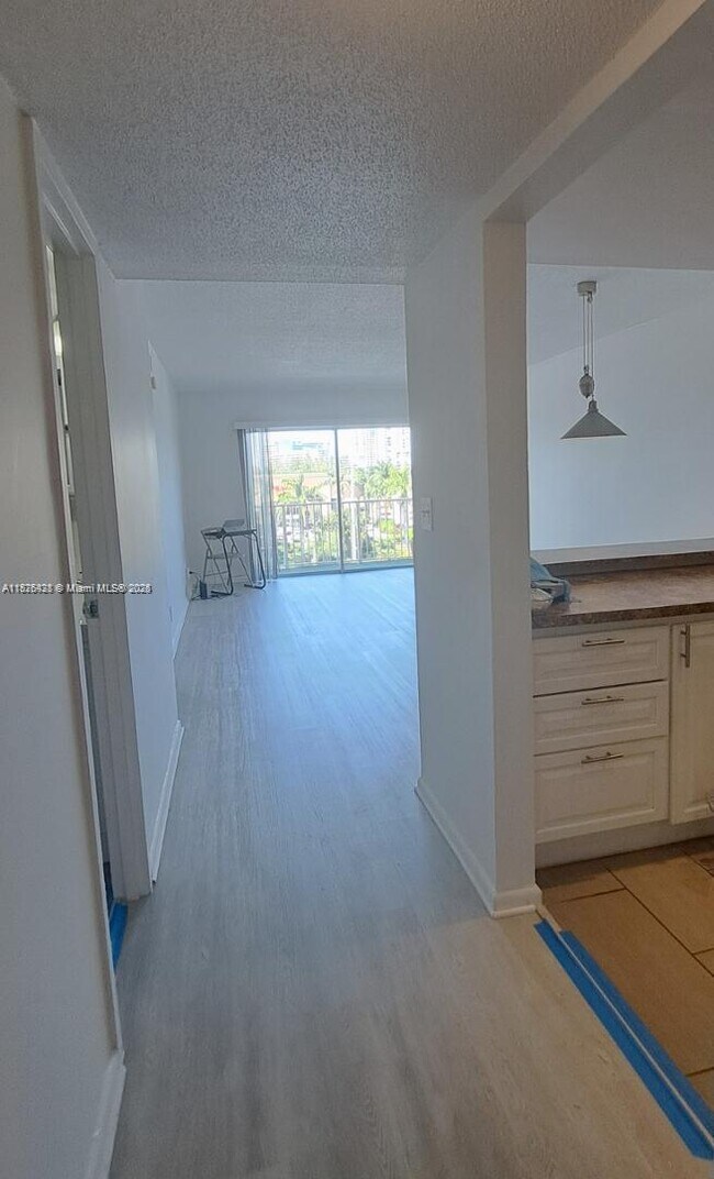 Building Photo - 2200 E Hallandale Beach Blvd