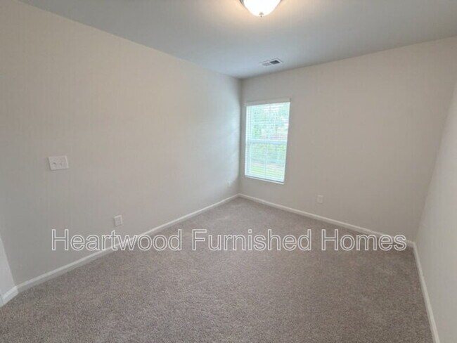 Building Photo - 807 Coburg Ln