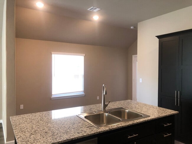 Building Photo - Newer Construction In Ashbury Park In Collinsville!