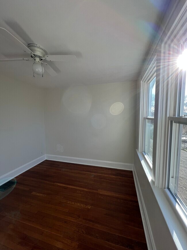 Building Photo - 4964 Oaklawn Dr