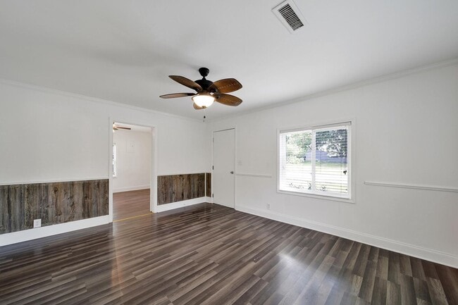 Building Photo - Wonderful Three Bed Two Bath Home in Stanf...