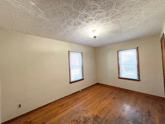 Building Photo - Attached Garage 3 Bed 2 Bath