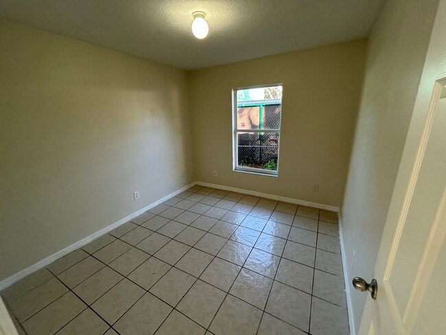 Building Photo - 4 bedroom, 2 bathroom Sarasota home, plus garage and beautiful lot, conveniently located near Dow...