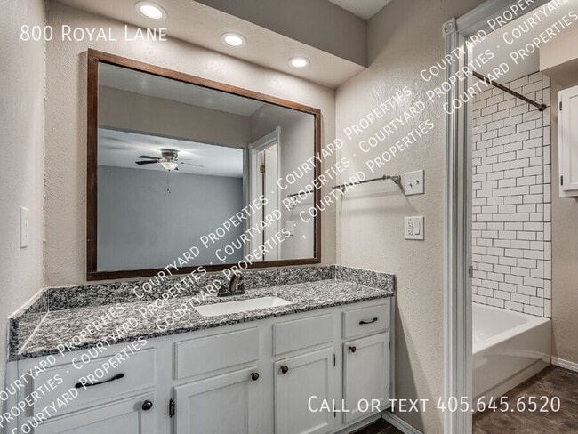 Building Photo - 800 Royal Ln
