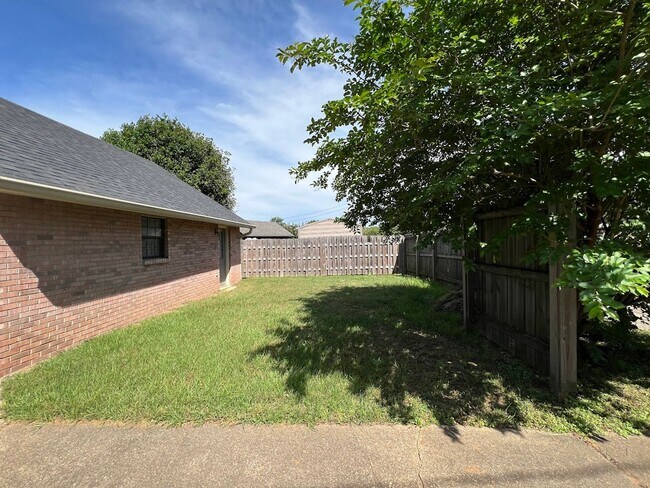Building Photo - 3808 Oak Ave