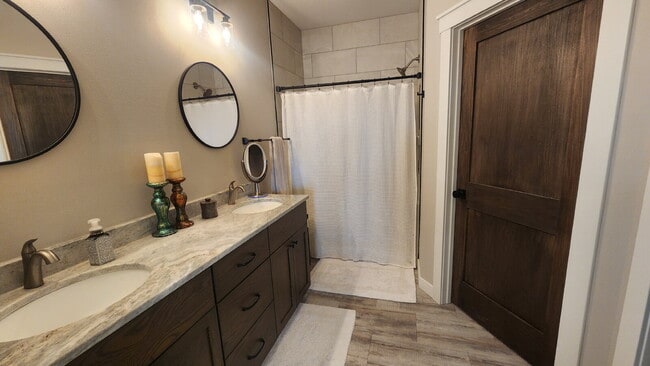 Building Photo - 5 Bedroom, 3 Full Bathroom House with 3 Ca...