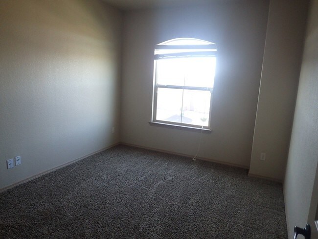 Building Photo - 13836 Hollywood Dr