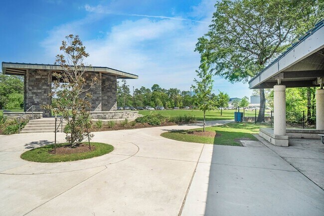 Building Photo - 110 N Valley Oaks Cir