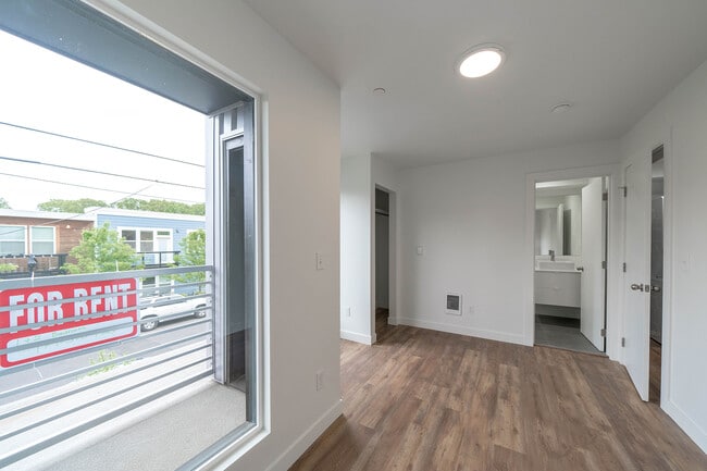 Building Photo - 2311 SE 11th Ave