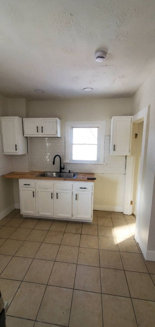 Building Photo - Charming 3-Bedroom Single Family Home Now Available for Rent