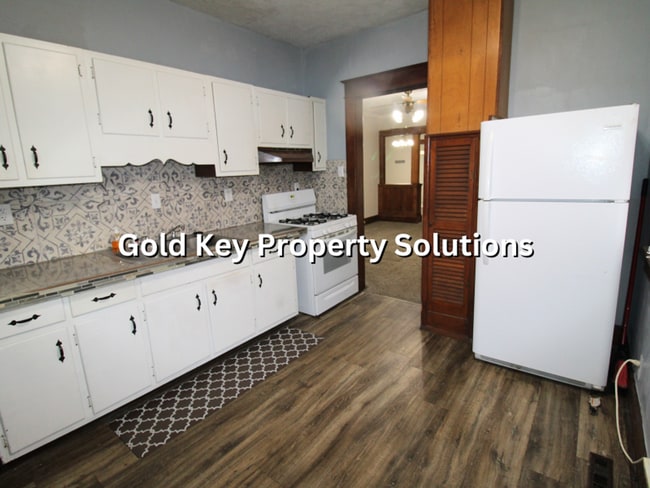 Building Photo - 815 N Elm St