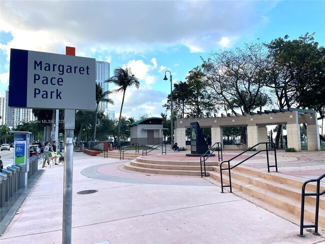 Building Photo - 1750 N Bayshore Dr
