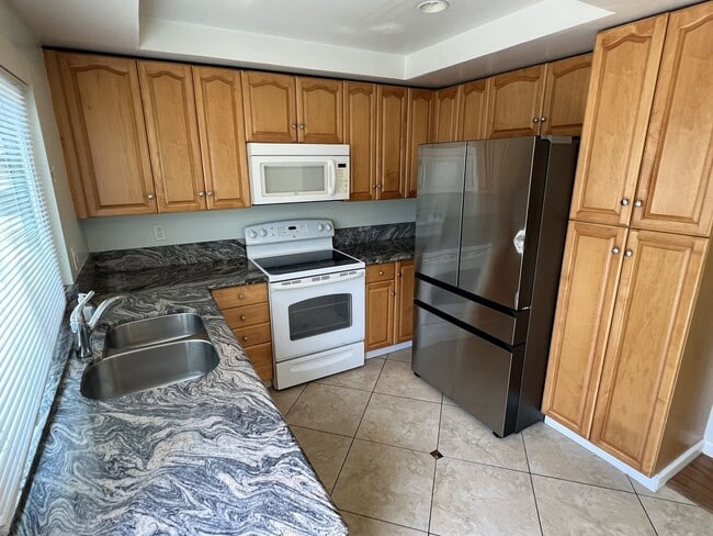 Building Photo - Fantastic 3 Bed 1.5 Bath End Unit Townhome in Orange!