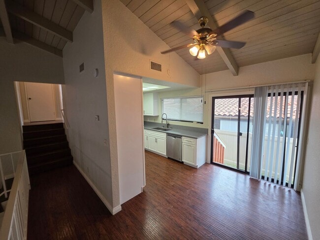 Building Photo - Beautiful 3 Bed, 2 Bath condo with 2 car garage & laundry