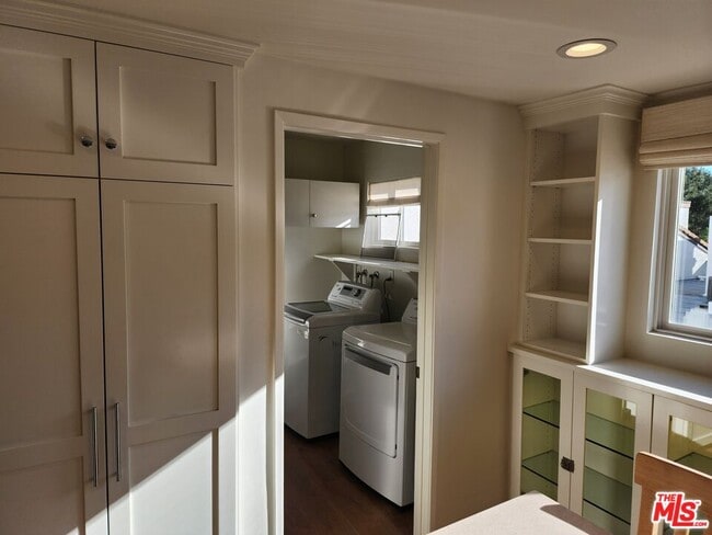 Building Photo - 1546 Palisades Dr