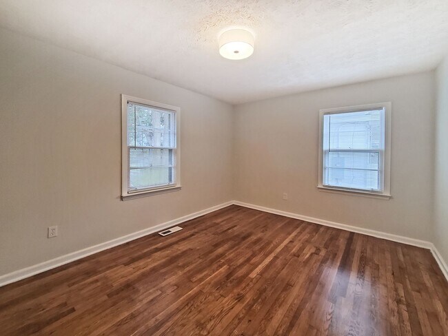 Building Photo - COMING SOON! Cutest 2/1 Bungalow in Hapeville - Housing Vouchers Accepted