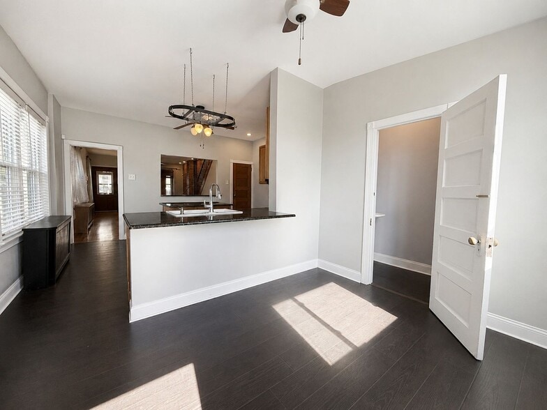 Building Photo - Charming Manayunk Rowhome with Private Yard & Front Porch Near Main Street