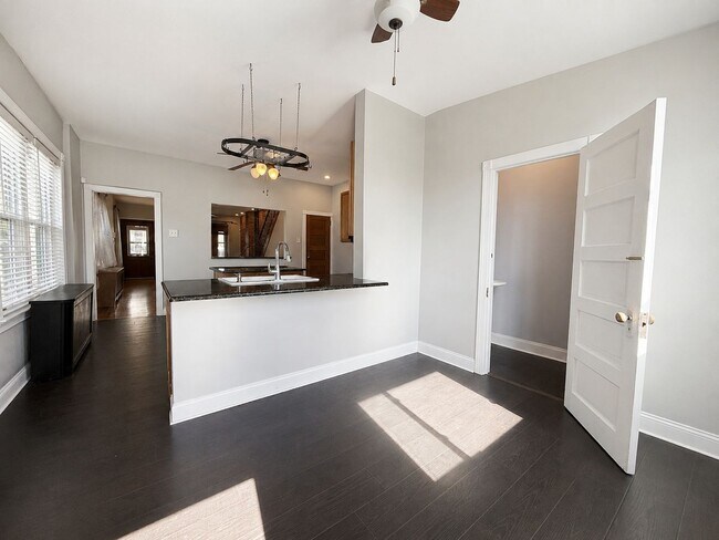 Building Photo - Charming Manayunk Rowhome with Private Yard & Front Porch Near Main Street