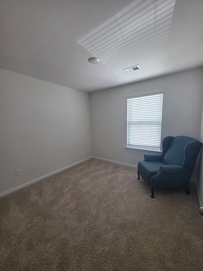 Building Photo - Perfectly Located Townhome