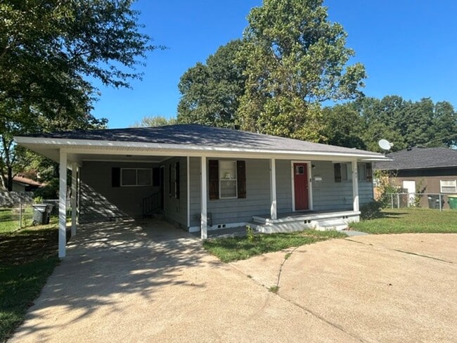 Building Photo - 702 Wildwood Ave