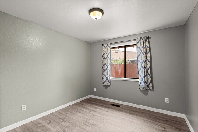 Building Photo - 2360 Temple Dr