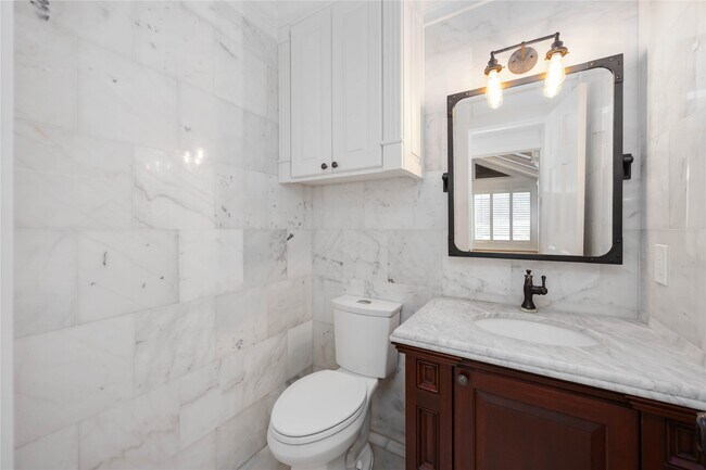 Building Photo - 4031 Fernwood Dr