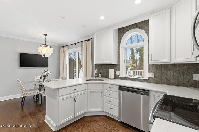 Building Photo - 96 Lakeshore Dr