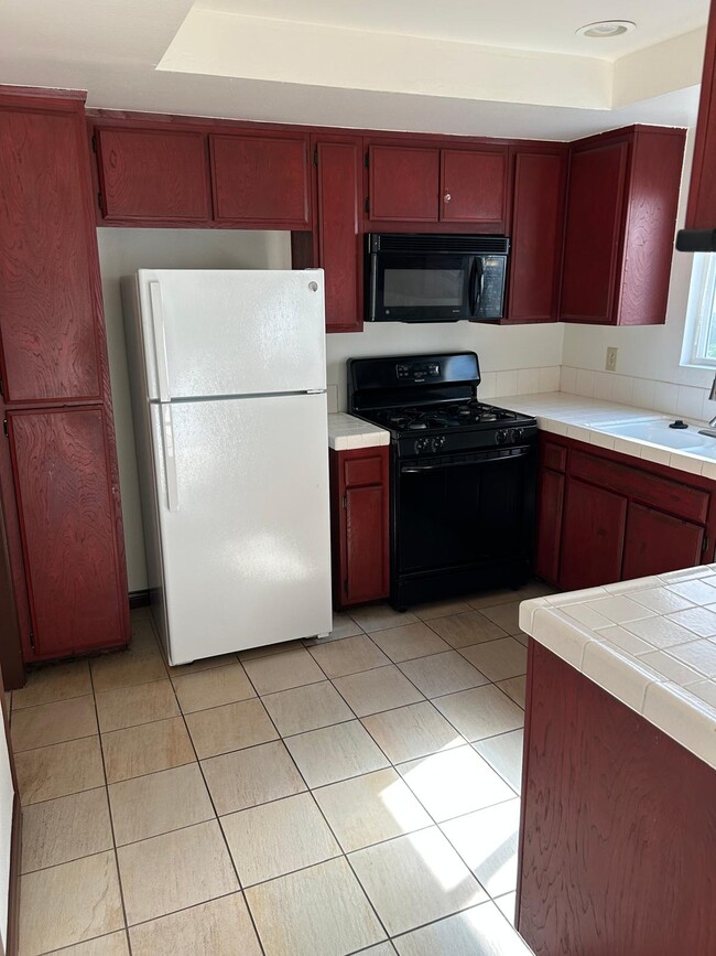 Kitchen, recessed lighting, porcelain tile floor - 1328 9th St