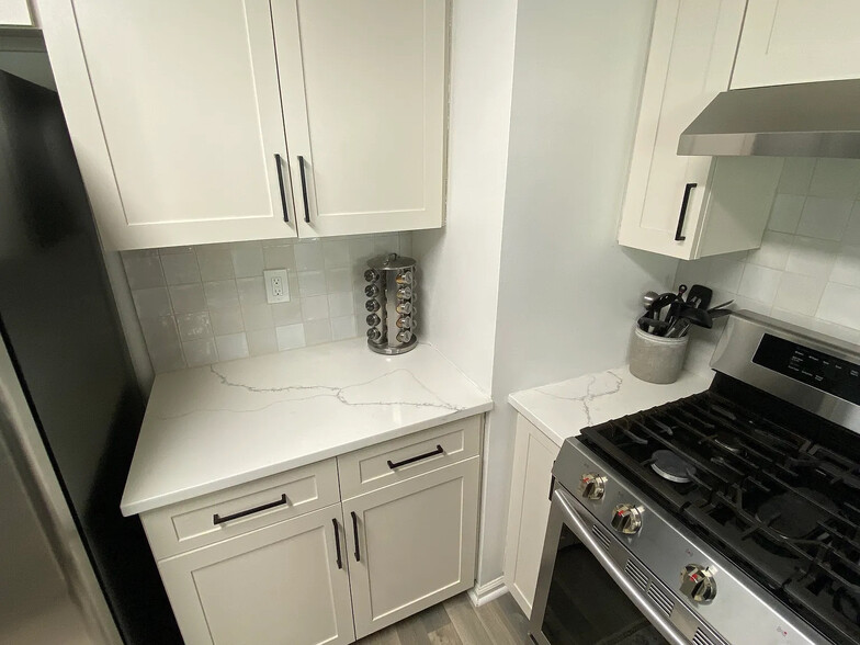 Building Photo - Room in House on Parkside Dr