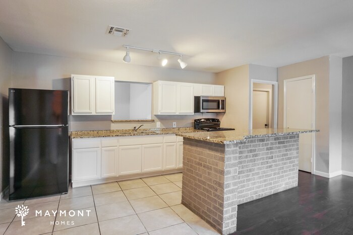 Building Photo - 455 Maplewood Ln